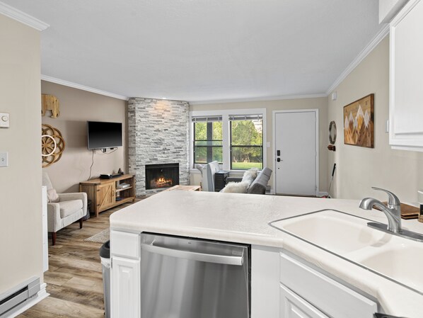 Interior - 3 Bedrooms Mountain Condo with Hot Tub and patio deck (Eden)