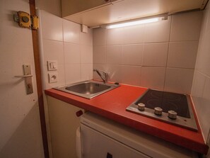 Réfrigérateur, micro-ondes, plaque de cuisson, cafetière/bouilloire