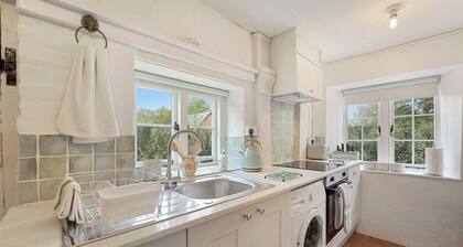 Cosy, family friendly, countryside cottage with fireplace and private parking