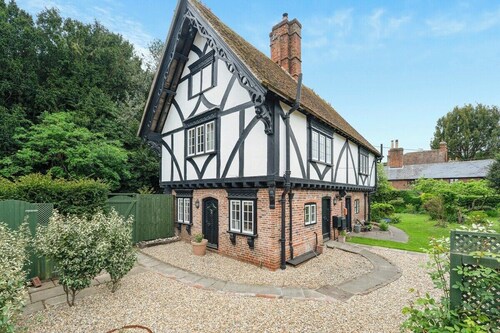 Cosy, family friendly, countryside cottage with fireplace and private parking