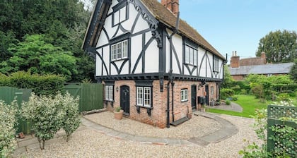 Cosy, family friendly, countryside cottage with fireplace and private parking