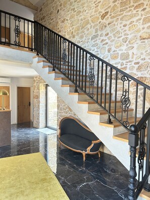 المنشأة من الداخل