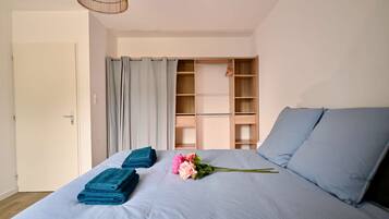 Iron/ironing board, WiFi, bed sheets