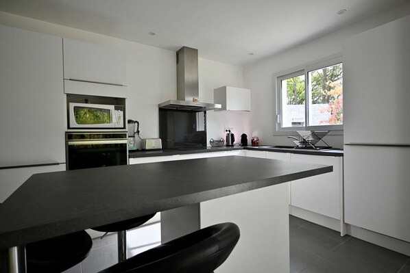 ثلاجة، ميكروويف، فرن، غسالة أطباق