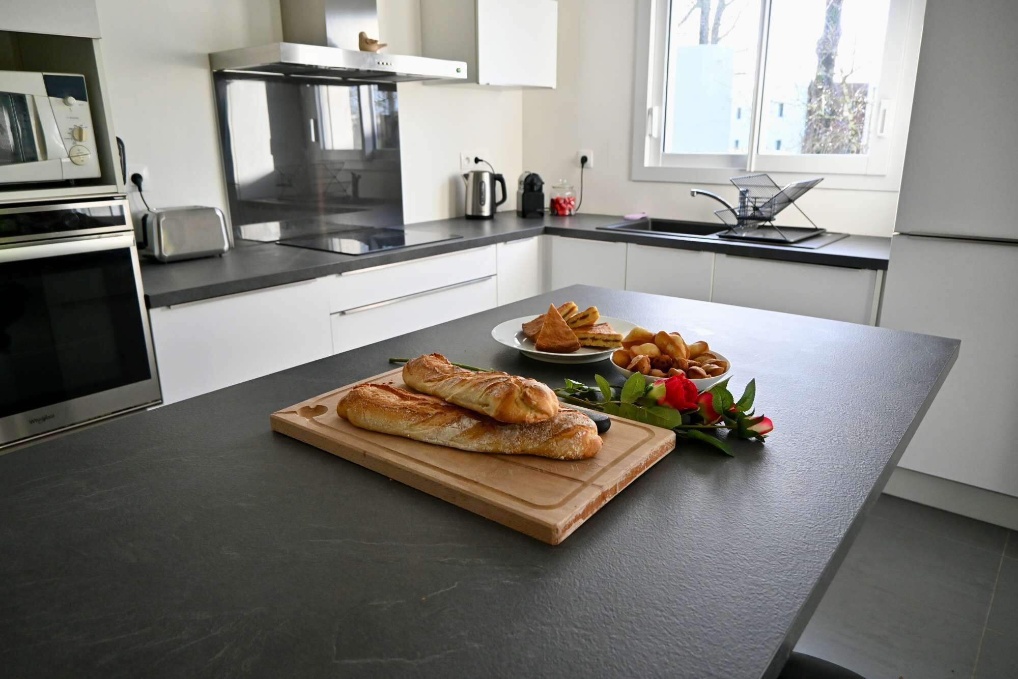 Een koelkast, een microgolfoven, een oven, een vaatwasser