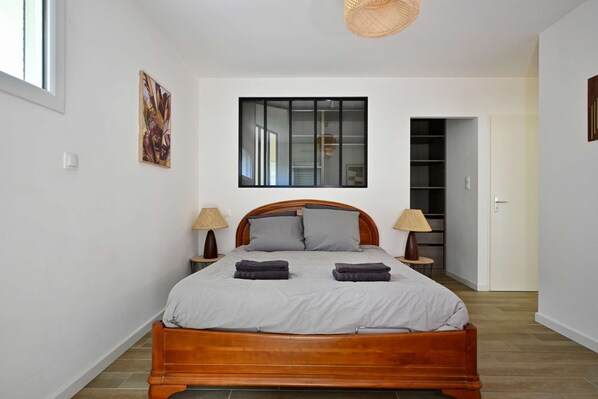 3 habitaciones, tabla de planchar con plancha, wifi y ropa de cama