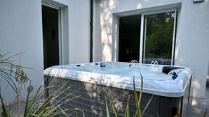 A hot tub outside a building with a window and a door. - Modern house with garden, not overlooked – 3 bedrooms – Vannes (Vannes)