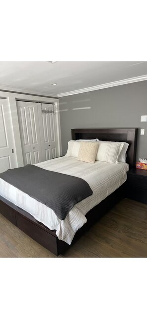 4 bedrooms, iron/ironing board, free WiFi, bed sheets