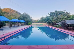 Una piscina al aire libre