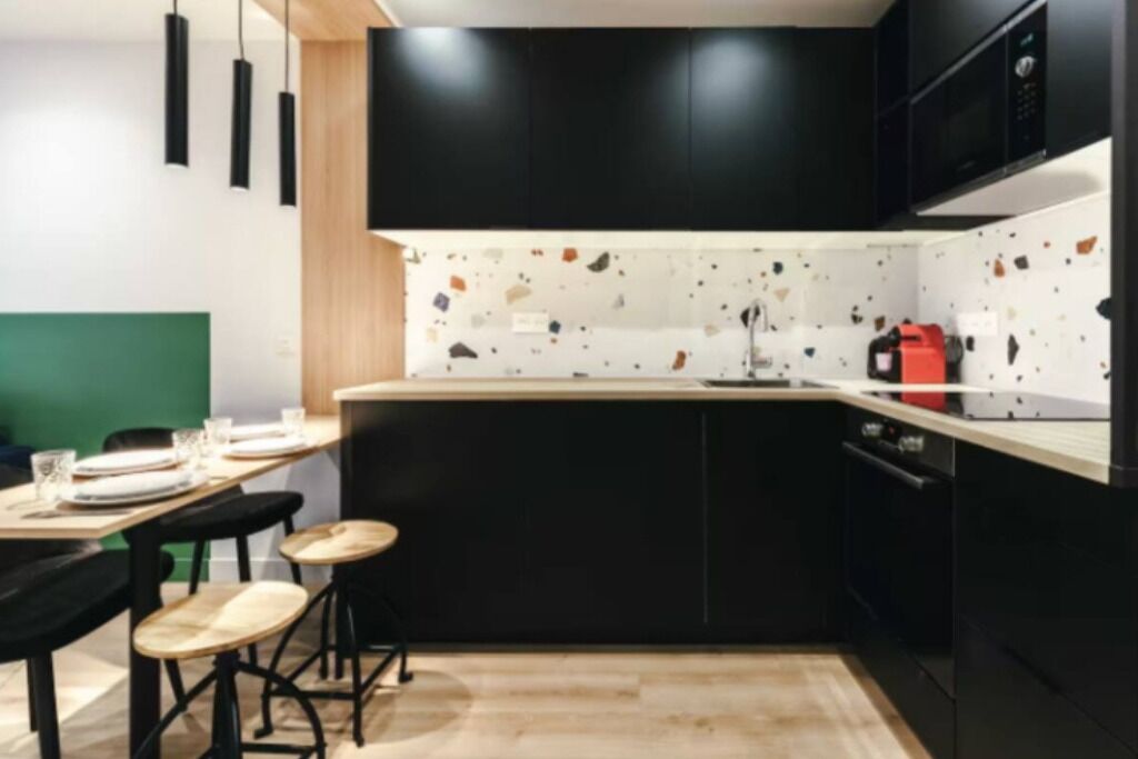 Cafetera y tetera, refrigerador, microondas y horno 