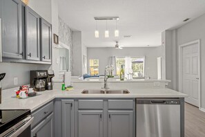 Kjøleskap, mikrobølgeovn, ovn og oppvaskmaskin