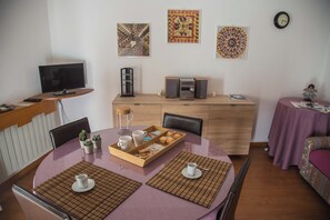 Apartamento familiar, balcón, vistas a la ciudad | Zona de estar