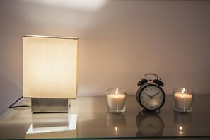 Departamento familiar, balcón, vista a la ciudad | Espacio para trabajar con laptop y cortinas blackout