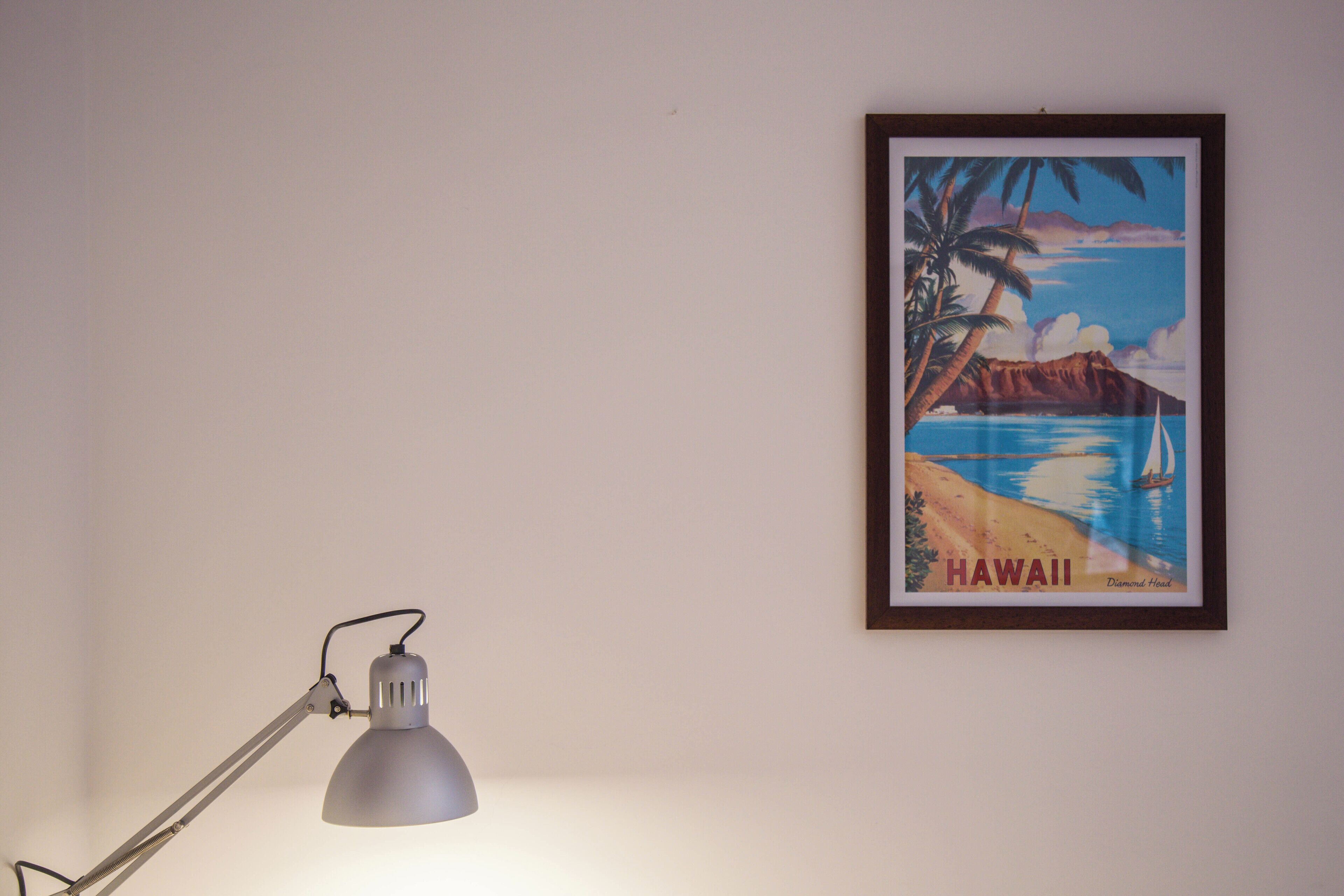 Departamento clásico, balcón, vista a la ciudad | Espacio para trabajar con laptop y cortinas blackout 