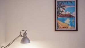 Un cartel turístico de Hawái enmarcado en una pared.