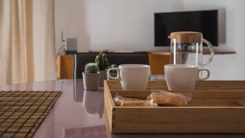 Appartamento familiare, balcone, vista città | Area soggiorno | TV LED 30 pollici con canali digitali