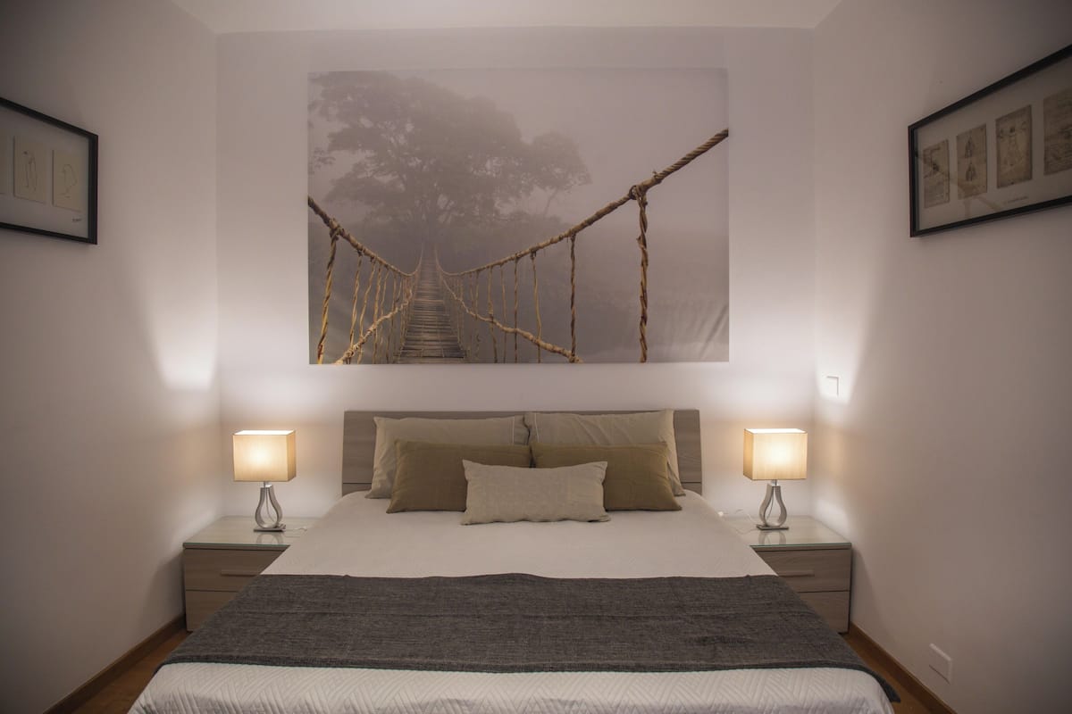 Apartamento familiar, balcón, vistas a la ciudad | Espacio para trabajar con un portátil y cortinas opacas