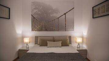 Appartamento familiare, balcone, vista città | Postazione laptop, tende oscuranti, ferro/asse da stiro