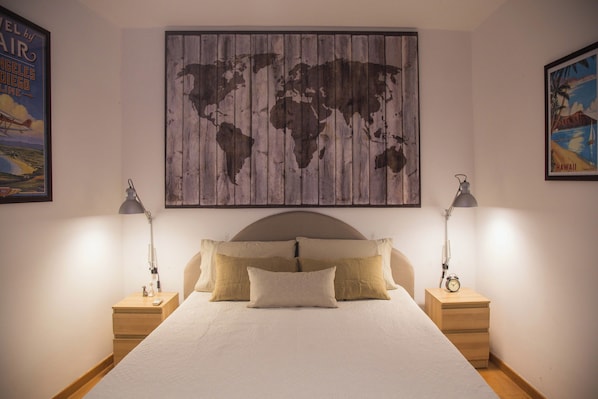 Departamento clásico, balcón, vista a la ciudad | Espacio para trabajar con laptop y cortinas blackout