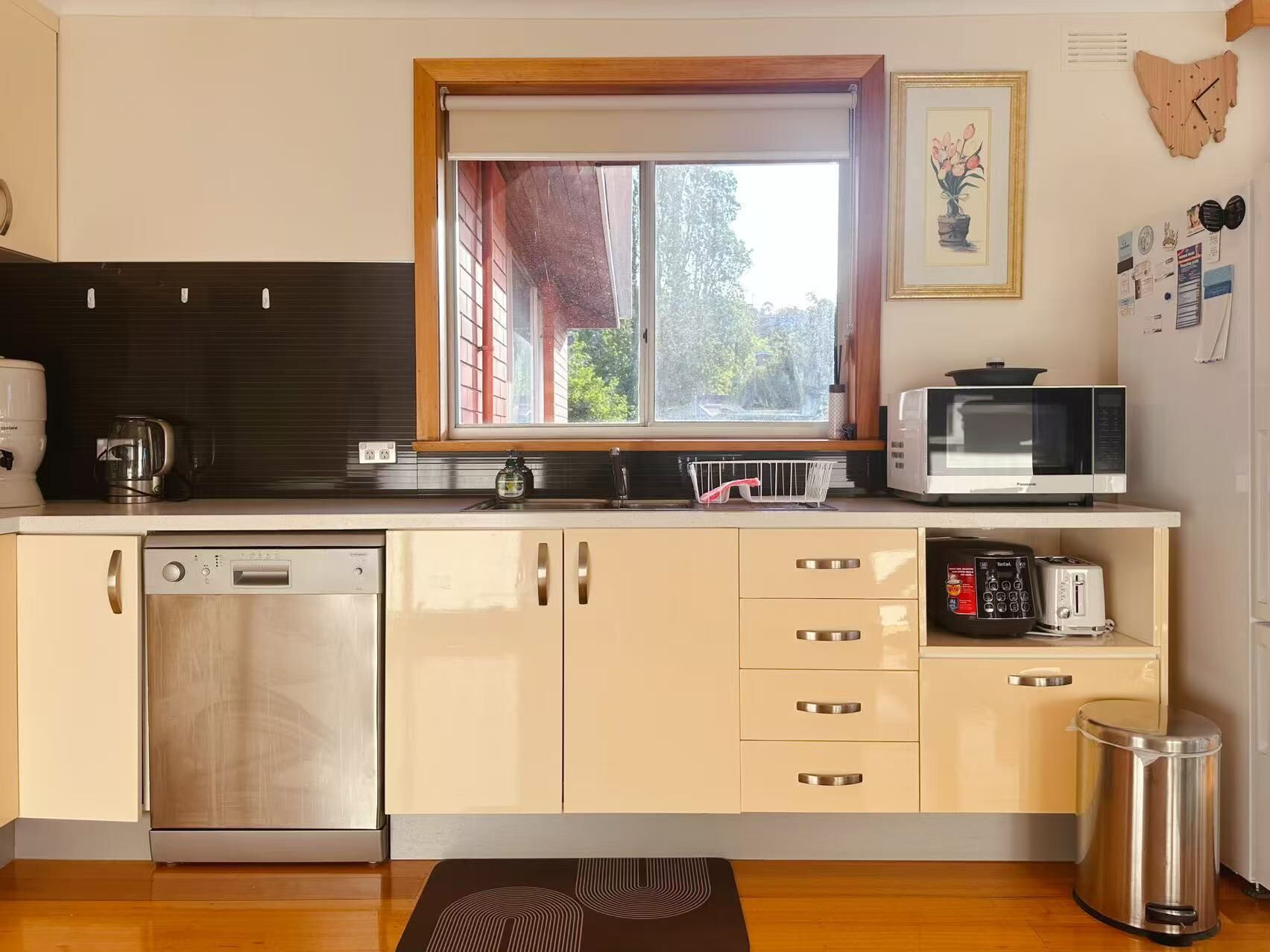 ثلاجة، ميكروويف، فرن، موقد طهي مسطح