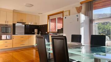 ثلاجة، ميكروويف، فرن، موقد طهي مسطح