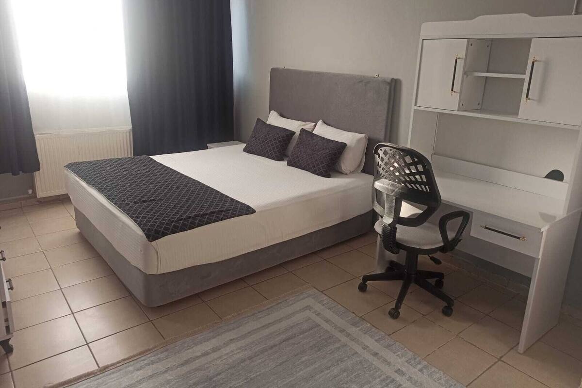 Habitación clásica con 1 cama matrimonial o 2 individuales, vista al jardín | Caja de seguridad en la habitación, cortinas blackout y insonorización