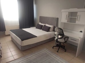 Habitación clásica con 1 cama matrimonial o 2 individuales, vista al jardín | Caja de seguridad en la habitación, cortinas blackout y insonorización 