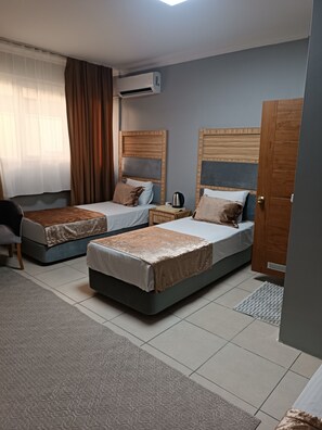 Habitación individual básica, vista al parque | Caja de seguridad en la habitación, cortinas blackout y insonorización 