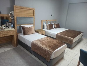 Habitación triple familiar, vista a la ciudad | Caja de seguridad en la habitación, cortinas blackout y insonorización 