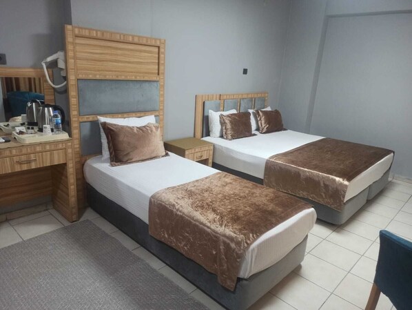 Habitación triple familiar, vista a la ciudad | Caja de seguridad en la habitación, cortinas blackout y insonorización 