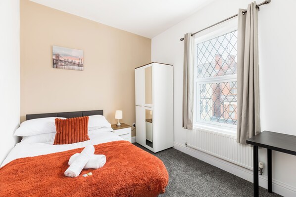 7 bedrooms, iron/ironing board, Internet, bed sheets - NEW! Spacious 7BR House with Free Parking and WIFI (Coventry)