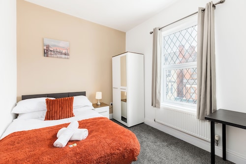 NEW! Spacious 7BR House with Free Parking and WIFI