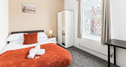 NEW! Spacious 7BR House with Free Parking and WIFI