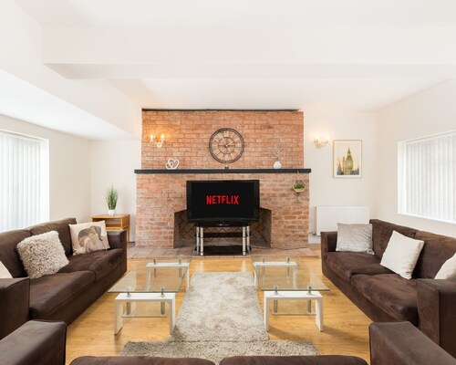 NEW! Spacious 7BR House with Free Parking and WIFI