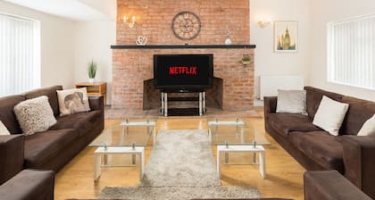 NEW! Spacious 7BR House with Free Parking and WIFI