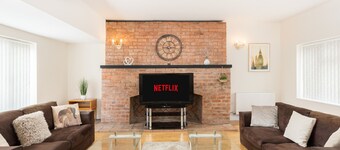 NEW! Spacious 7BR House with Free Parking and WIFI