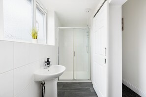 Dusche, Haartrockner, Handtücher, Toilettenpapier