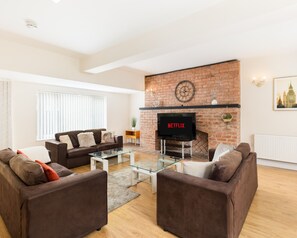 Living area - NEW! Spacious 7BR House with Free Parking and WIFI (Coventry)