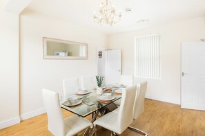 Dining - NEW! Spacious 7BR House with Free Parking and WIFI (Coventry)