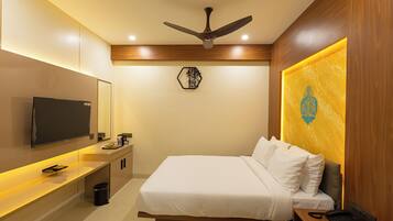 Deluxe Studio | Desk, laptop workspace, free WiFi