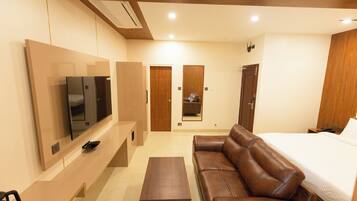 Quarto quádruplo família | Escrivaninha, espaço de trabalho para notebook, Wi-Fi de cortesia