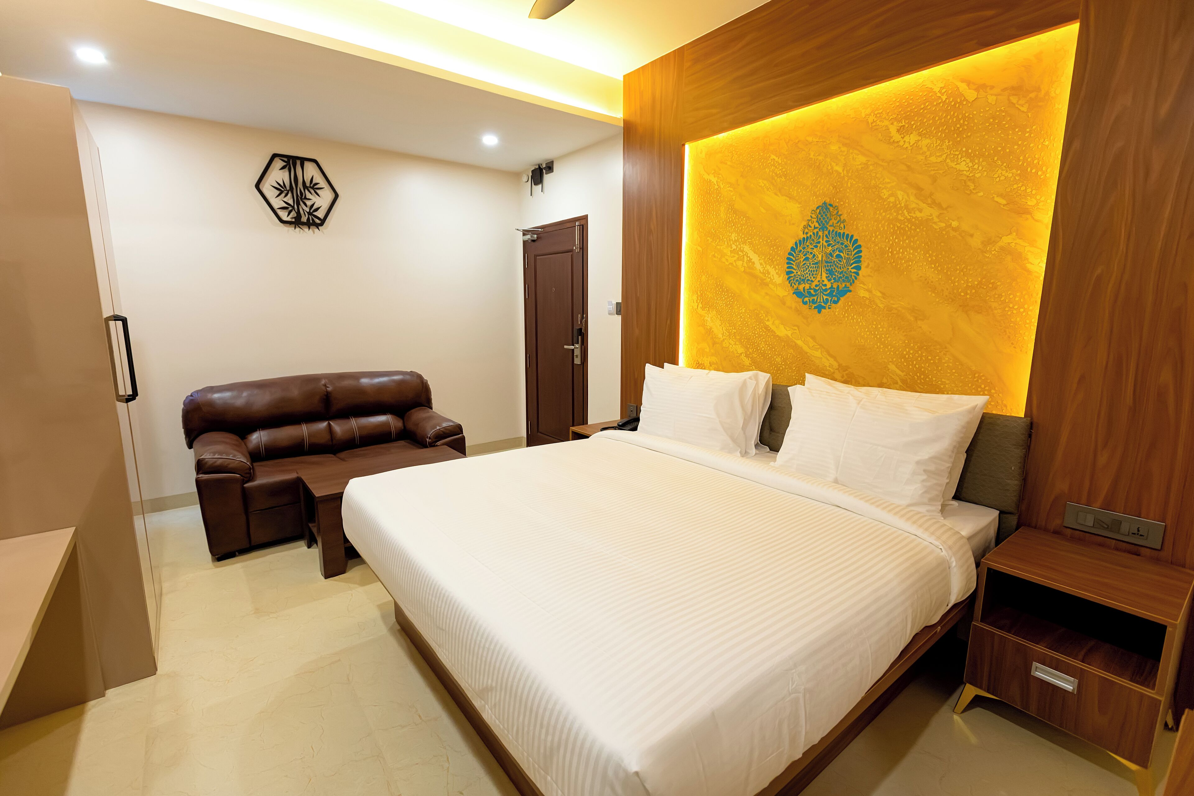 Desk, laptop workspace, free WiFi