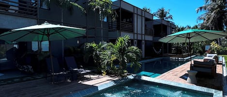 Alberca al aire libre y alberca climatizada