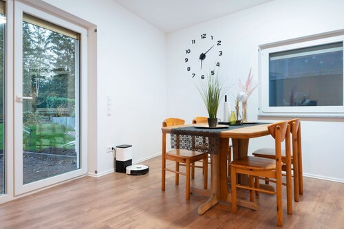 Ferienhaus 'Cozy Ground Floor' mit privater Terrasse, privatem Garten und WLAN