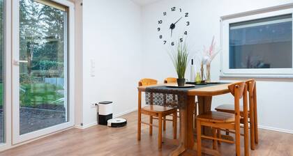 Ferienhaus 'Cozy Ground Floor' mit privater Terrasse, privatem Garten und WLAN