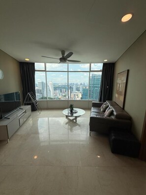 Habitació doble, 3 dormitoris, vistes a la ciutat | Sala d'estar