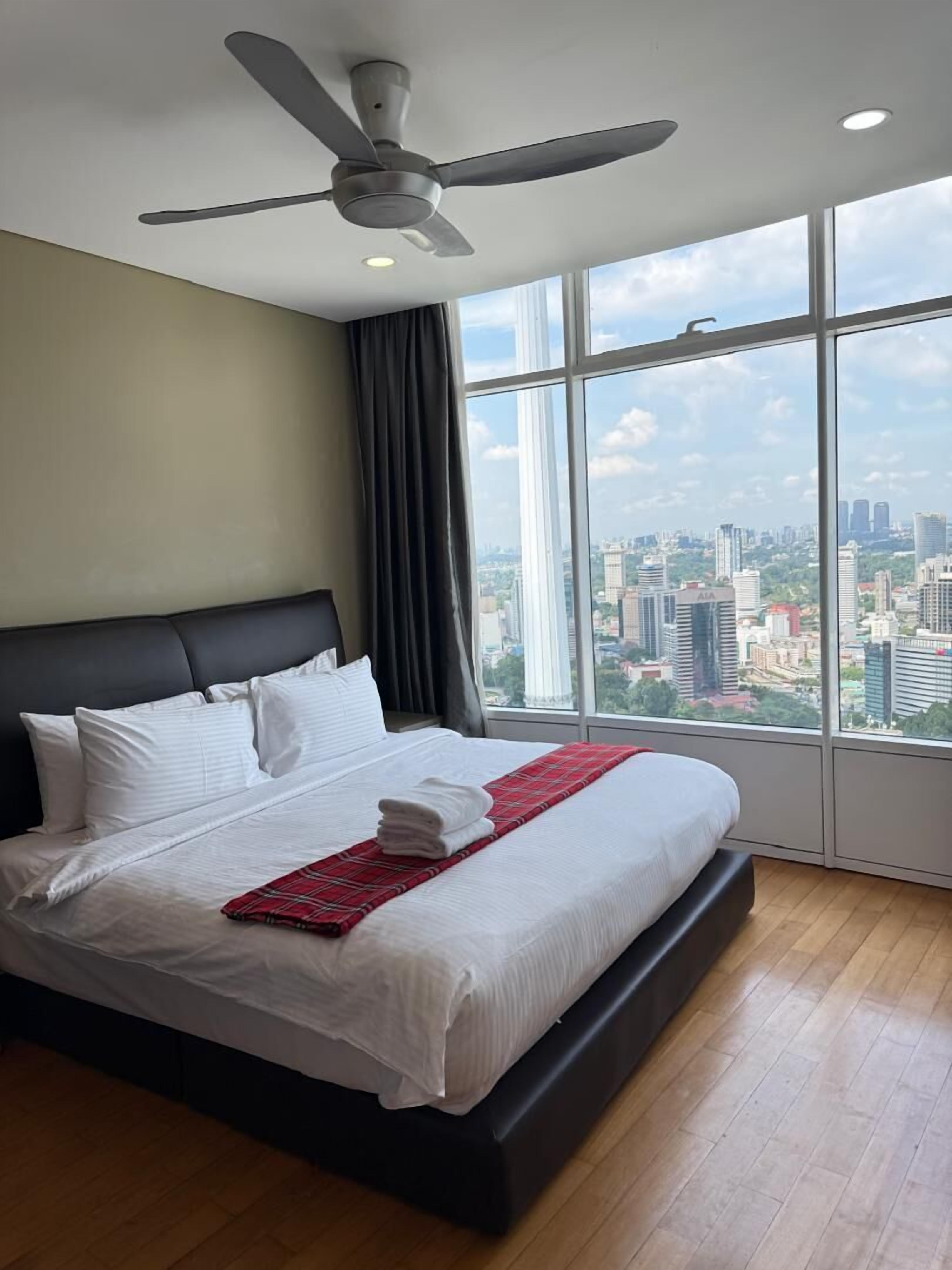 Double Room, 3 Bedrooms, City View | Living area