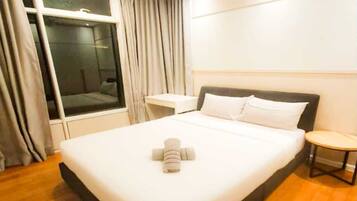 Double Room, 3 Bedrooms, City View | Peti besi dalam bilik, ruang kerja komputer riba