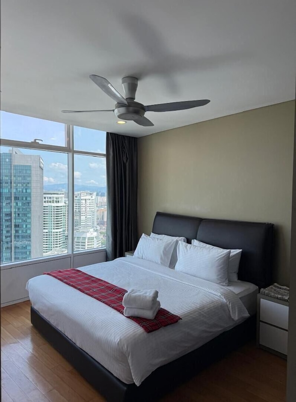 Habitació doble, 3 dormitoris, vistes a la ciutat | Caixa forta a l'habitació i espai de treball apte per a portàtils