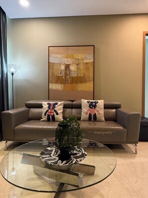 Kamar Double, 3 kamar tidur, pemandangan kota | Brankas, ruang kerja ramah laptop, dan tirai kedap cahaya